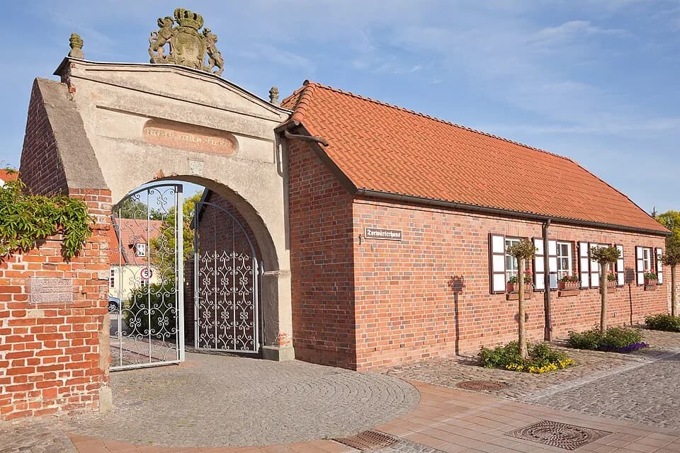 Ulrika Eleonora I of Sweden - Adliges Fräuleinstift (former Aristocratic Ladies’ Convent) in Barth, gate with the gatekeeper's house