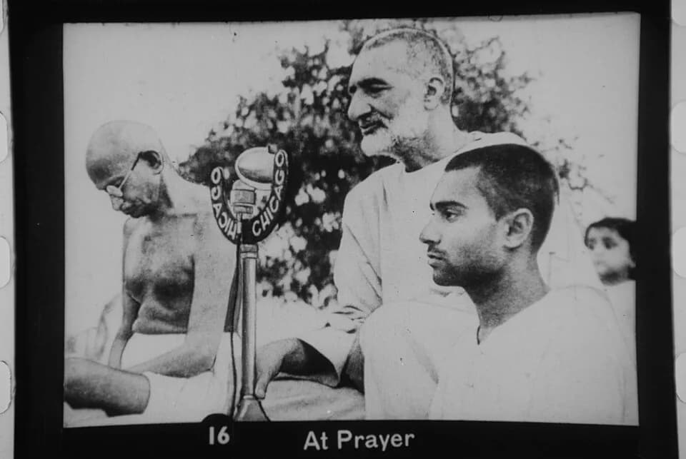 Abdul Ghaffar Khan - Gandhi and Abdul Ghaffar Khan during prayer