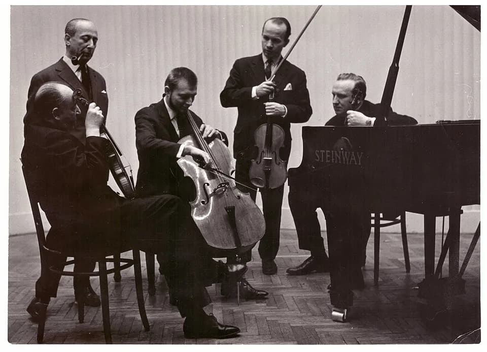 Władysław Szpilman - Kwintet Warszawski. Stoją od lewej: Władysław Szpilman, Stefan Kamasa siedzą od lewej: Bronisław Gimpel, Aleksander Ciechański, Tadeusz Wroński