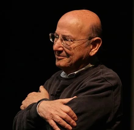 Thodoros Angelopoulos - (A crop of a picture uploaded in the past.)
Ελληνικά: Ο σκηνοθέτης Θεόδωρος Αγγελόπουλος κατά την παρουσίαση της ταινίας του "Η σκόνη του χρόνου" στις 26/4/2009 στην Αθήνα.

En
