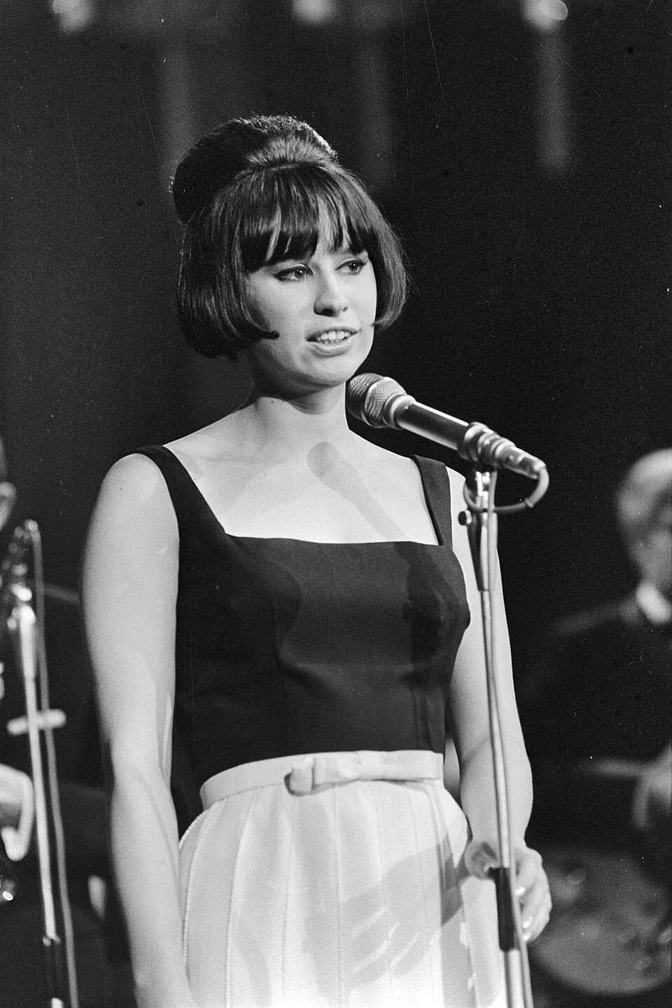 Astrud Gilberto - Collectie / Archief : Fotocollectie Anefo
Reportage / Serie : Grand Gala du Disque in het concertgebouw te Amsterdam
Beschrijving : Optreden van de Amerikaans-Braziliaans zangeres As
