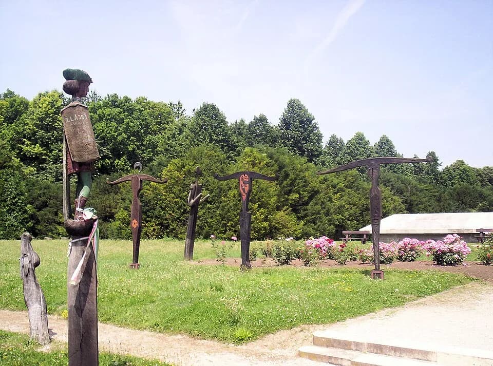 Louis II of Hungary - Mohács Historical Monument (Battle of Mohács, 1526). II. Lajos faszobra Kő Pál (*1941) alkotása (1976) – photo taken by uploader User:Csanády in 2006.