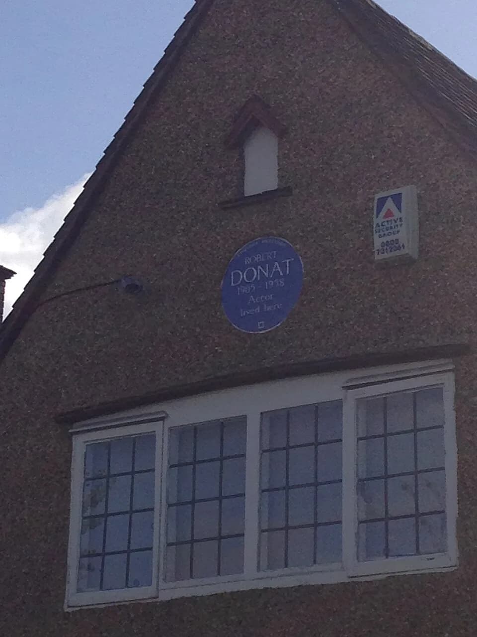 Robert Donat - An English Heritage blue plaque for Robert Donat at 8 Meadway, Hampstead Garden Suburb, London NW11 7JT, in the London Borough of Barnet.