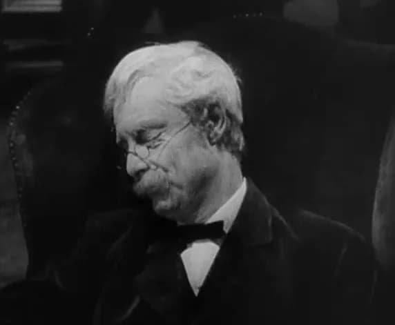 Robert Donat - 1939年製作の映画『チップス先生さようなら』の予告編動画より。1928年、晩年のチップスを演じるロバート・ドーナット