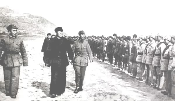 Zhu De - Mao Zedong, Zhu De on inspection of Chinese Red Army 中央军委主席毛泽东（前左2）、朱德总司令（前左1）、在王震旅长的陪同下检阅部队。