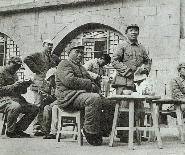 Zhu De - 1940 Zhu De in Yan'an. 1940年10月，朱德总司令参加了在延安王家坪召开的军工生产会议。自左至右：李涛、叶剑英、朱德、叶季壮、李强。