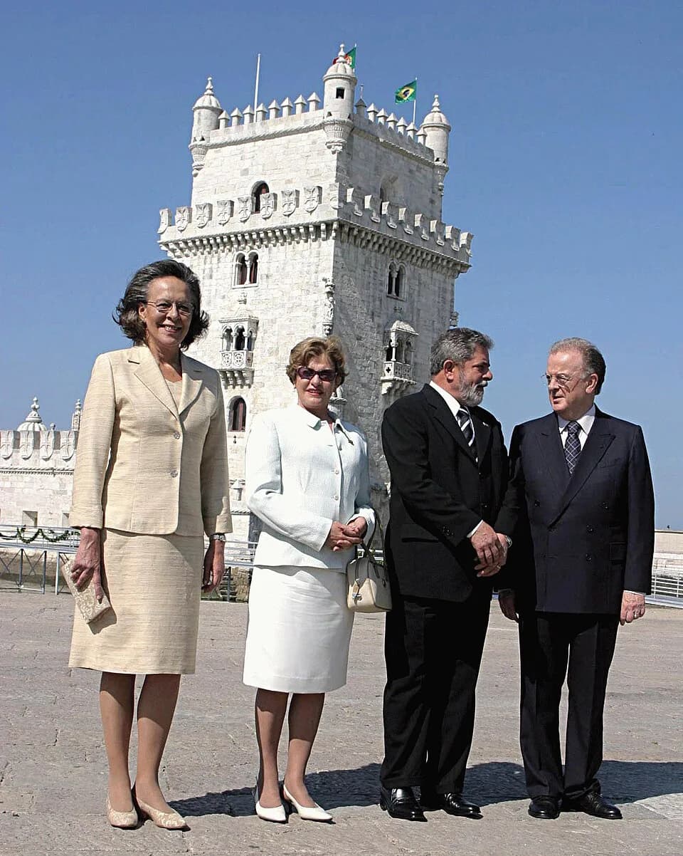 Jorge Sampaio - Acompanhados das esposas, Lula da Silva e Jorge Sampaio posam para fotos em frente à Torre de Belém.