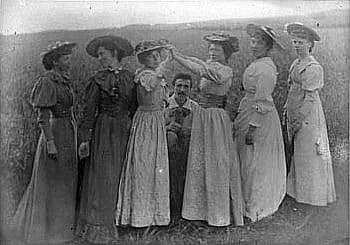 Charles Rennie Mackintosh - The ImmortalsGlasgow School of Art students at Roaring Camp in Ayreshire. Left to right: Frances MacDonald, Agnes Raeburn, Janet Aitken, Charles Rennie Mackintosh, Katherin