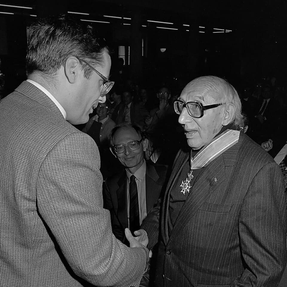 Norbert Elias - Sociologist Norbert Elias (90 years old) awarded by Minister Deetman;
June 22, 1987 (Amsterdam)