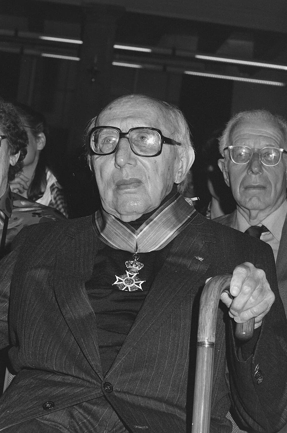 Norbert Elias - Collectie / Archief : Fotocollectie Anefo
Reportage / Serie : [ onbekend ]
Beschrijving : Socioloog Norbert Elias onderscheiden door minister Deetman (Amsterdam)
Datum : 22 juni 1987
L