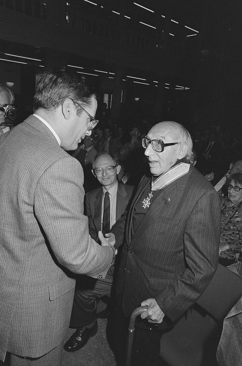 Norbert Elias - Collectie / Archief : Fotocollectie Anefo
Reportage / Serie : [ onbekend ]
Beschrijving : Socioloog Norbert Elias onderscheiden door minister Deetman (Amsterdam); Norbert Elias (90 jaa