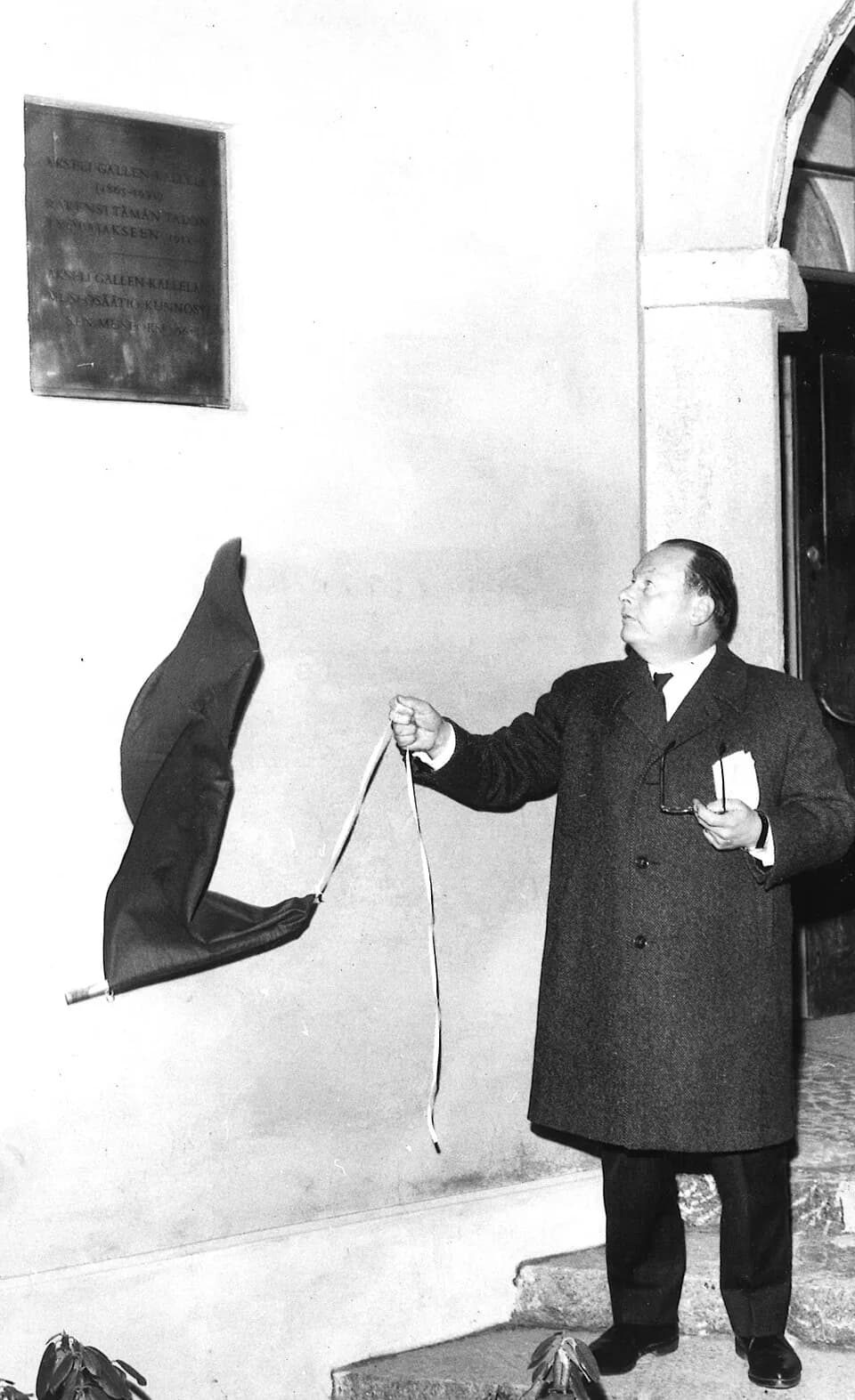Akseli Gallen-Kallela - Photograph of Teuvo Aura revealing a plaque in honour of Akseli Gallen-Kallela.