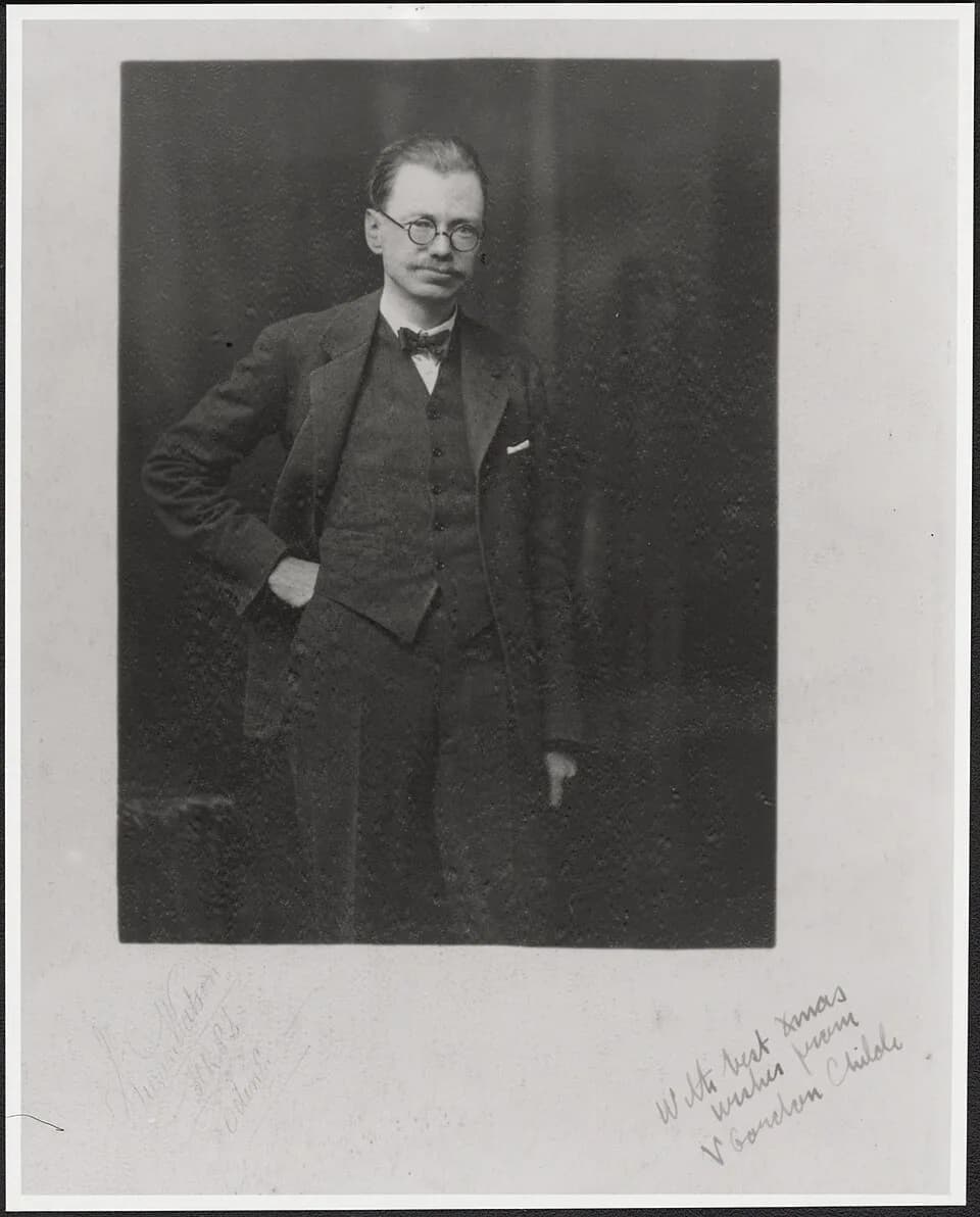 Vere Gordon Childe - Signed photograph of Australian archaeologist V. Gordon Childe