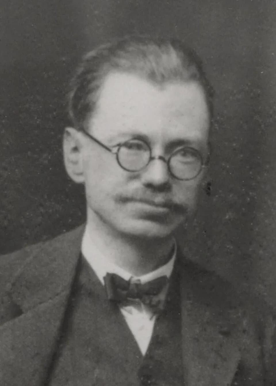 Vere Gordon Childe - Signed photograph of Australian archaeologist V. Gordon Childe