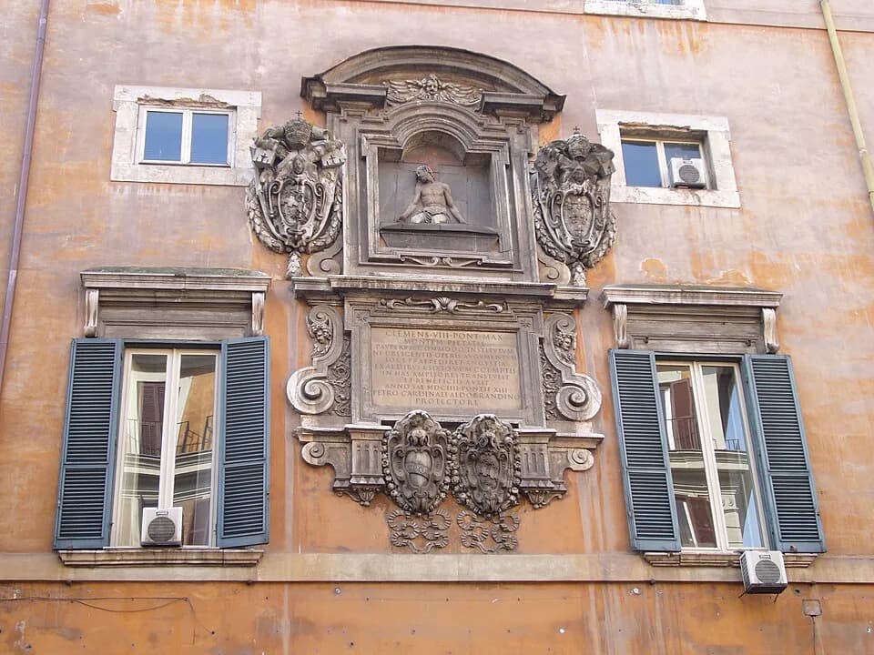 Paul III - Roma, palazzo del Monte di Pietà: lapide dedicatoria con stemmi dei papi che lo stabilirono (Clemente VIII Aldobrandini (a sinistra) e Paolo III Farnese (a destra)) e Cristo in Pietà (1604)