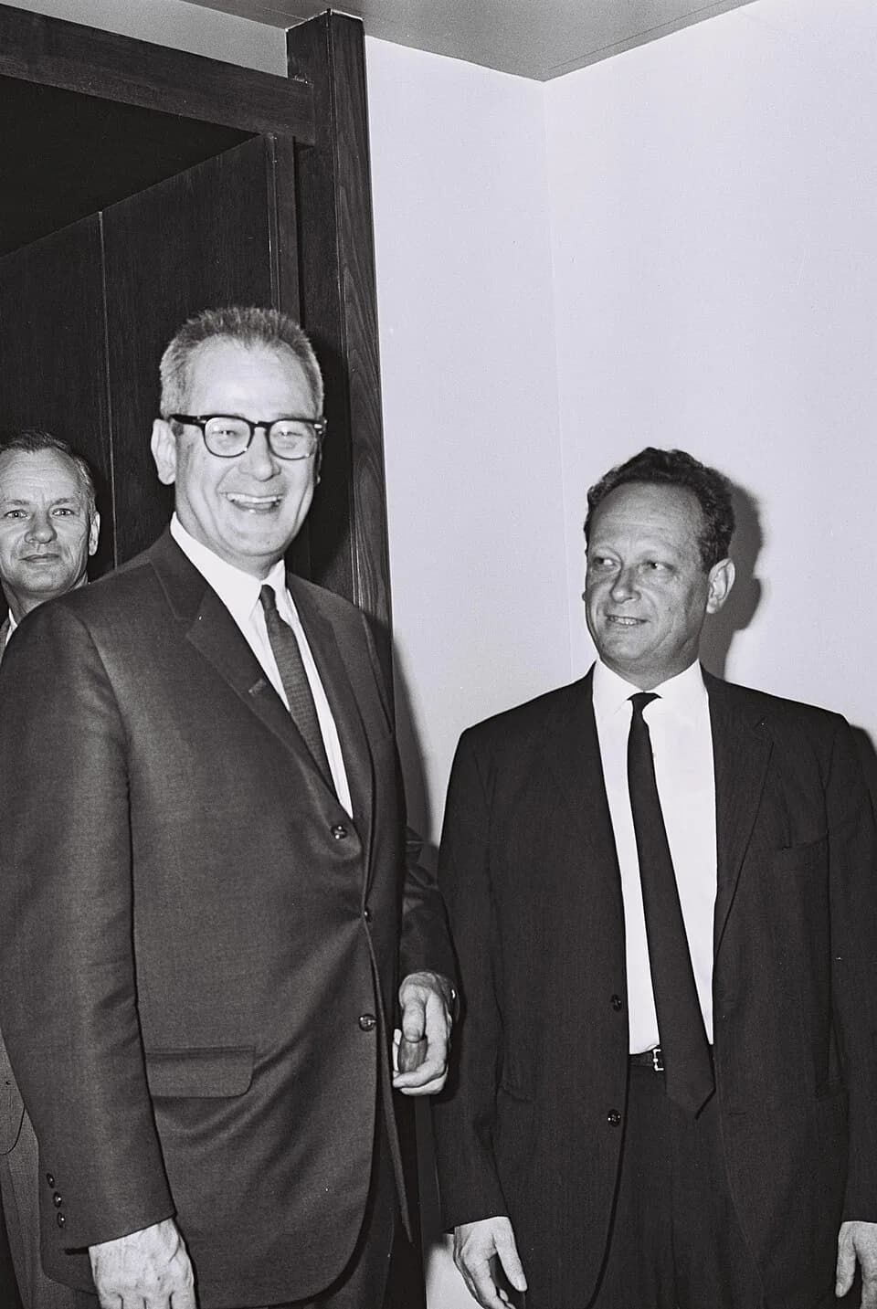 Yigal Allon - US SECRETARY OF LABOUR, WILLIAM WILLARD WIRTZ WITH MINISTER OF LABOUR YIGAL ALLON AT PRIME MINISTER OFFICE IN JERUSALEM.