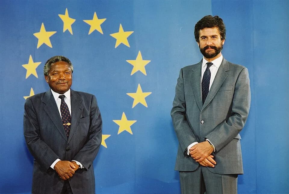 Ali Hassan Mwinyi - Ali Hassan Mwinyi, on the left, and Manuel Marín