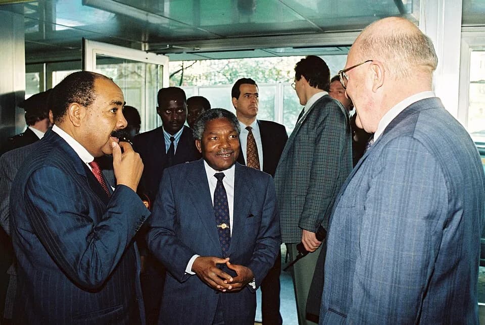 Ali Hassan Mwinyi - Ahmed Hassan Diria and Ali Hassan Mwinyi, welcomed by Dieter Frisch (in the foreground, from left to right)
