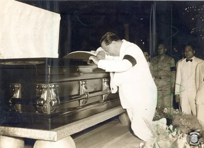 Elpidio Quirino - President Elpidio Quirino weeps beside the coffin of his predecessor, Manuel Roxas during the latter's wake in 1948