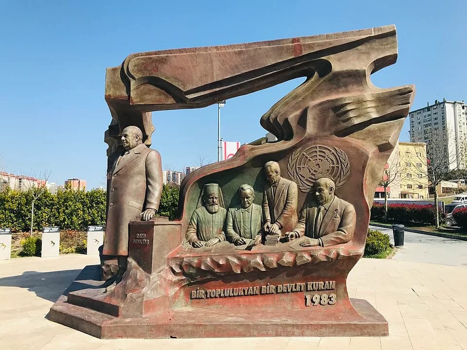 Rauf Denktaş - Kıbrıs Anıtı'nın sağ rölyefi, Beylikdüzü, İstanbul, Türkiye.