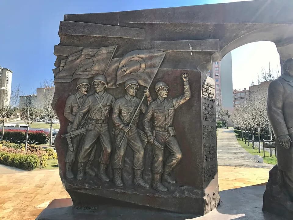 Rauf Denktaş - Kıbrıs Anıtı'nın sol rölyefi, Beylikdüzü, İstanbul, Türkiye.