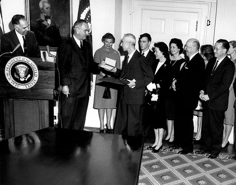 Robert Oppenheimer - Fermi Award, J. Robert Oppenheimer, 1963. Pictured left to right are Glenn Seaborg (1912-1999), Lyndon B. Johnson (1908-1973), Martha Parsons (n.d.), Dr. Oppenheimer, Peter Oppenh