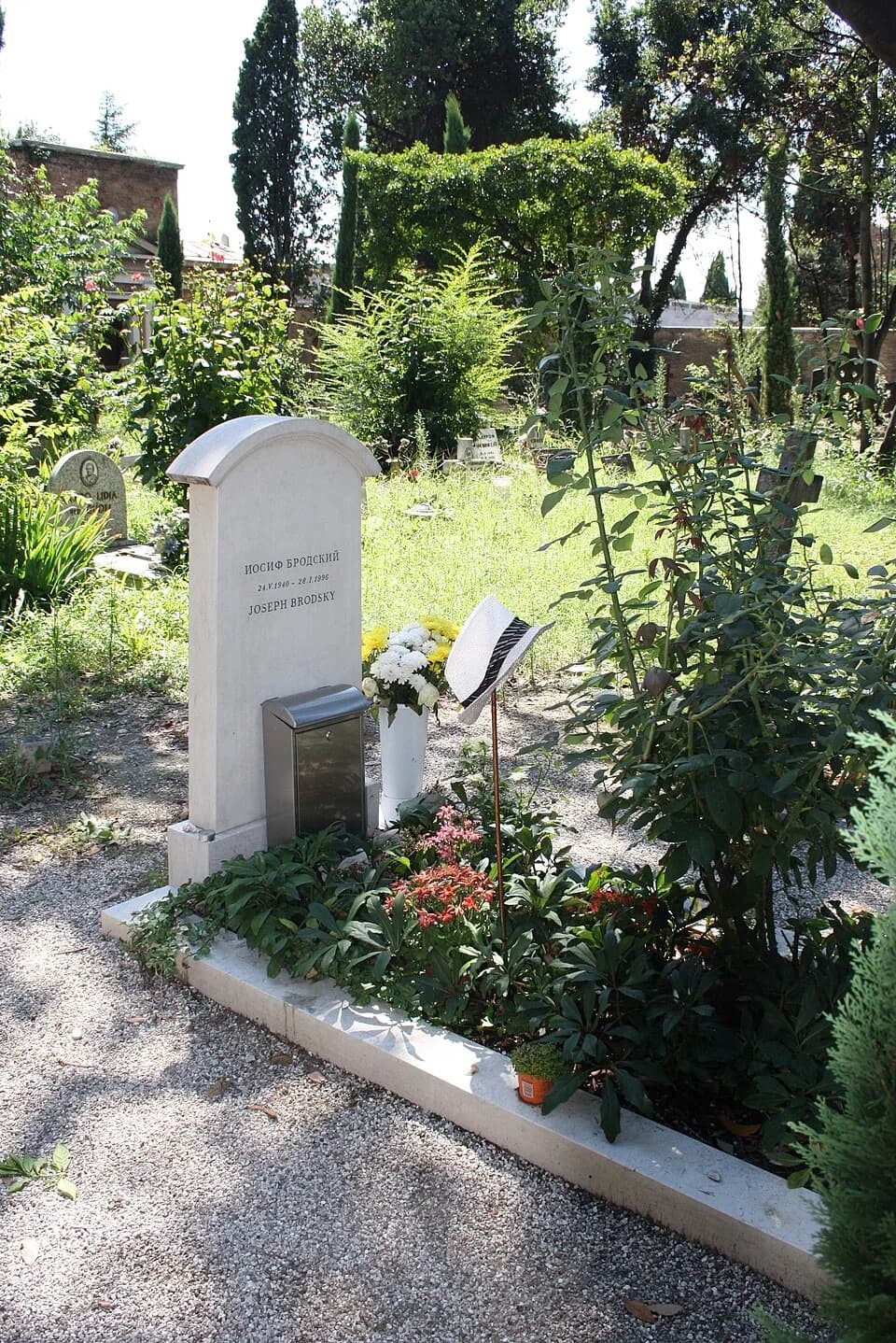 Joseph Brodsky - San Michele cemetery in Venice (protestant section). The grave for the Nobel Prize laureate Josif Brodsky (1940-1996). Picture by Giovanni Dall'Orto, August 15, 2010).