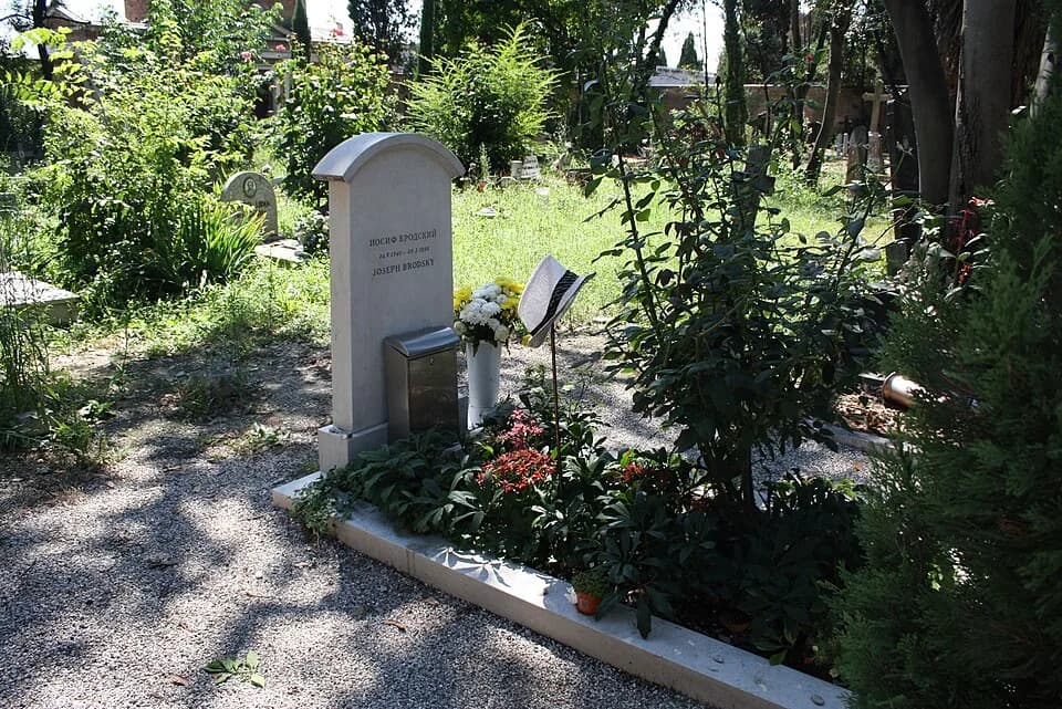 Joseph Brodsky - San Michele cemetery in Venice (protestant  section). The grave for the Nobel Prize laureate Josif Brodsky (1940-1996). Picture by Giovanni Dall'Orto, August 15, 2010).
