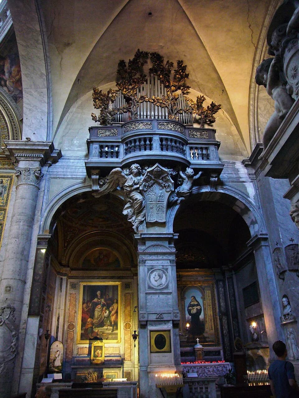 Alexander VII - Roma, santa Maria del Popolo: organo: Sotto, lo stemma papale Chigi Della Rovere