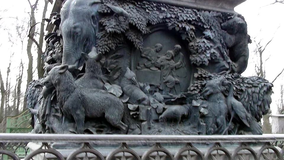 Ivan Krylov - Памятник баснописцу Крылову И. А.: Дворцовая набережная, Набережная Лебяжьего канала, р. Фантанки набережная, набережная р. Мойки,  Центральный район, Санкт-Петербург