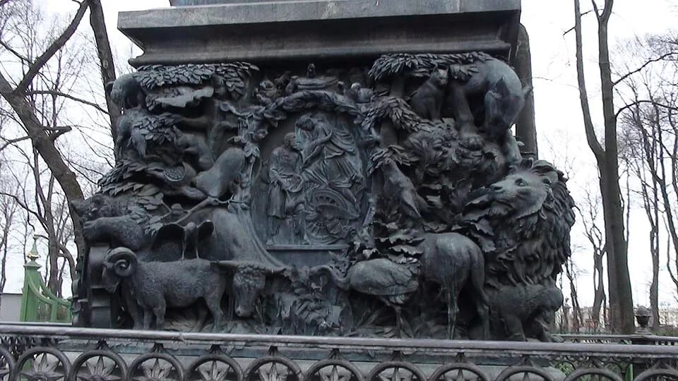 Ivan Krylov - Памятник баснописцу Крылову И. А.: Дворцовая набережная, Набережная Лебяжьего канала, р. Фантанки набережная, набережная р. Мойки,  Центральный район, Санкт-Петербург