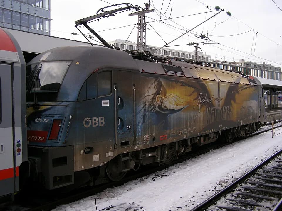 Richard Wagner - München Hbf. - ÖBB Siemens ES64U4 Taurus locomotive 1216-019 with EC 85 train München Hbf. - Bologna Centrale