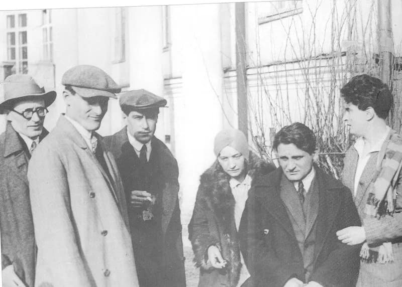 Mikhail Bulgakov - В день похорон Владимира Маяковского 17 апреля 1930 года. Слева направо: М. Файнзильберг, Е. Петров, В. Катаев, С. Суок-Нарбут, Ю. Олеша, И. Уткин. Во дворе Клуба писателей.