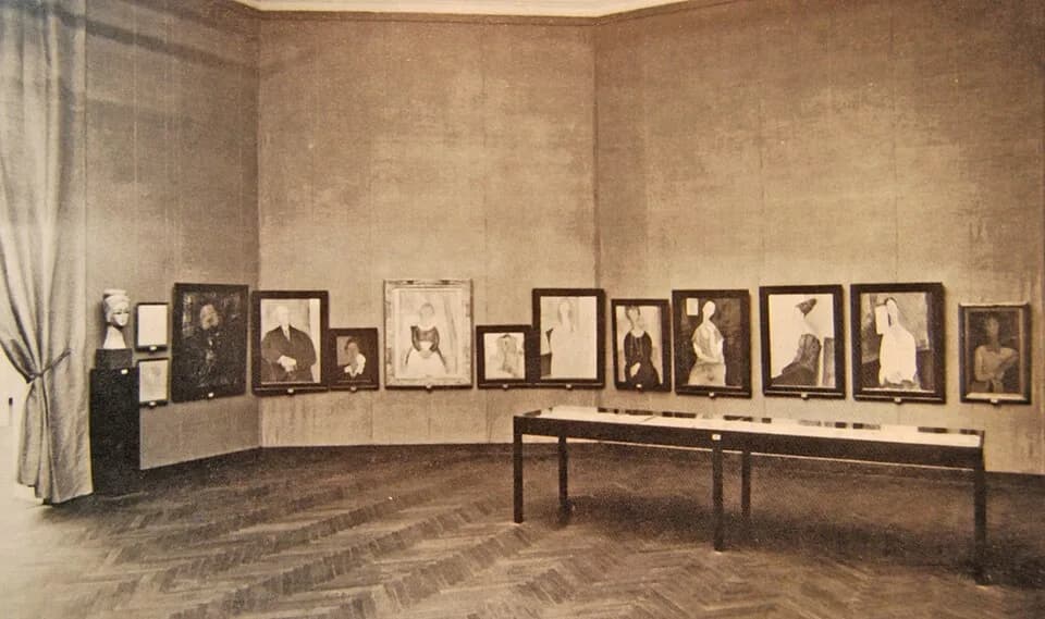Amedeo Modigliani - Hall of Amedeo Modigliani at Venice Biennale in 1930 with many aesy to recognize paintings.