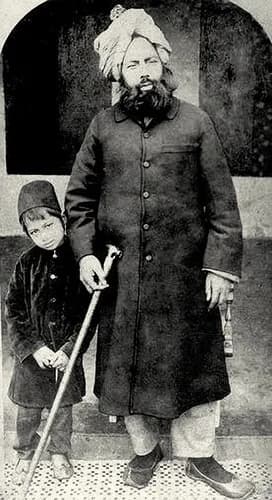 Mirza Ghulam Ahmad - Mirza Ghulam Ahmad with son, Mirza Bashir-ud-Din Mahmood Ahmad.