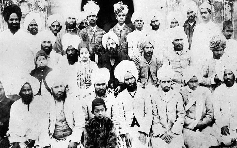 Mirza Ghulam Ahmad - Photo of Mirza Ghulam Ahmad (as) of Qadian, India and some of his companions.