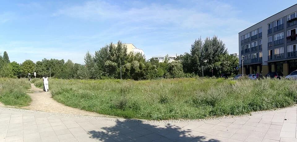 Kurt Weill - Hellersdorf; Kurt-Weill-Platz an der Senftenberger Straße (Panorama)