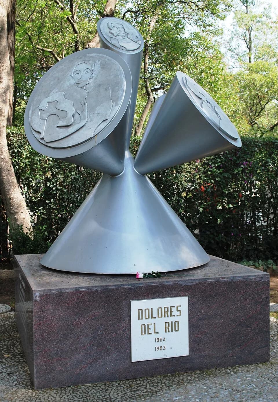 Dolores del Río - Tomb of en:Dolores del Rio in the Panteon Civil de Dolores cemetery in Mexico City