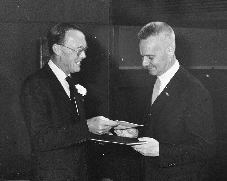 Jan Tinbergen - Prince Bernhard (left) awards a prize to Jan Tinbergen