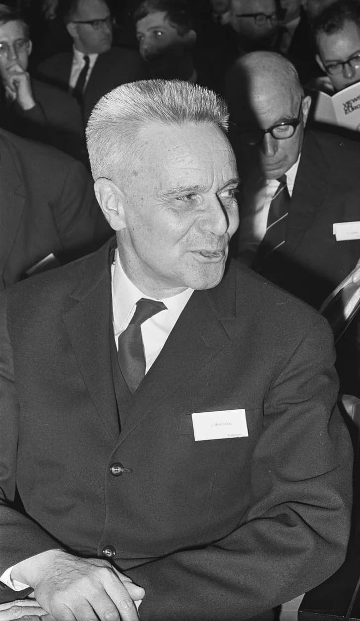 Jan Tinbergen - Jan Tinbergen at a Congress on "Views on Europa" in Amsterdam