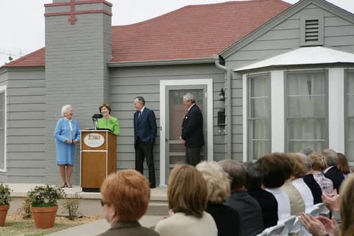 Barbara Bush - Barbara Bush, Laura Bush, George H.W. Bush and family friend Joseph I. O'Neill (who introduced Laura and George W. in Midland) at the dedication of the George W. Bush Childhood Home in