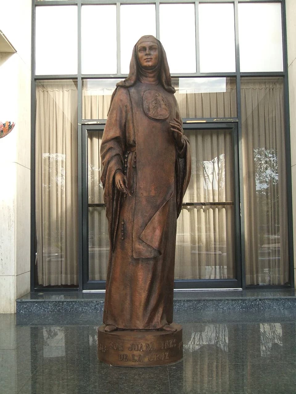 Sor Juana Inés de la Cruz - Estatua de Sor Juana Inés de la Cruz en el Gran Teatro del Cibao, Santiago, República Dominicana.