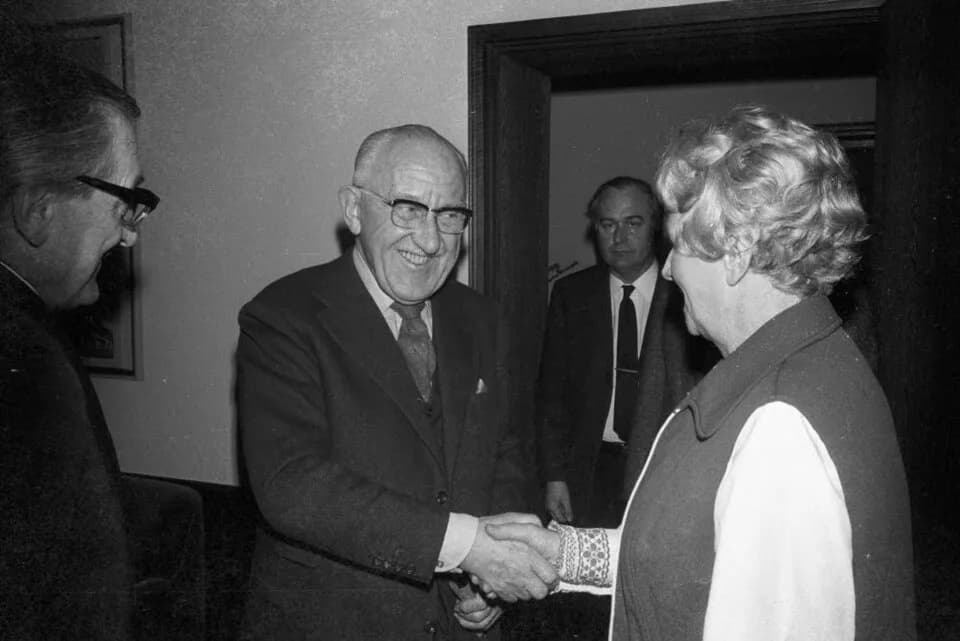 Halldór Laxness - Laxness wird von Stadtpräsidentin Ida Hinz begrüßt. Er ist zu einer Lesung im Kennedyhaus eingeladen.