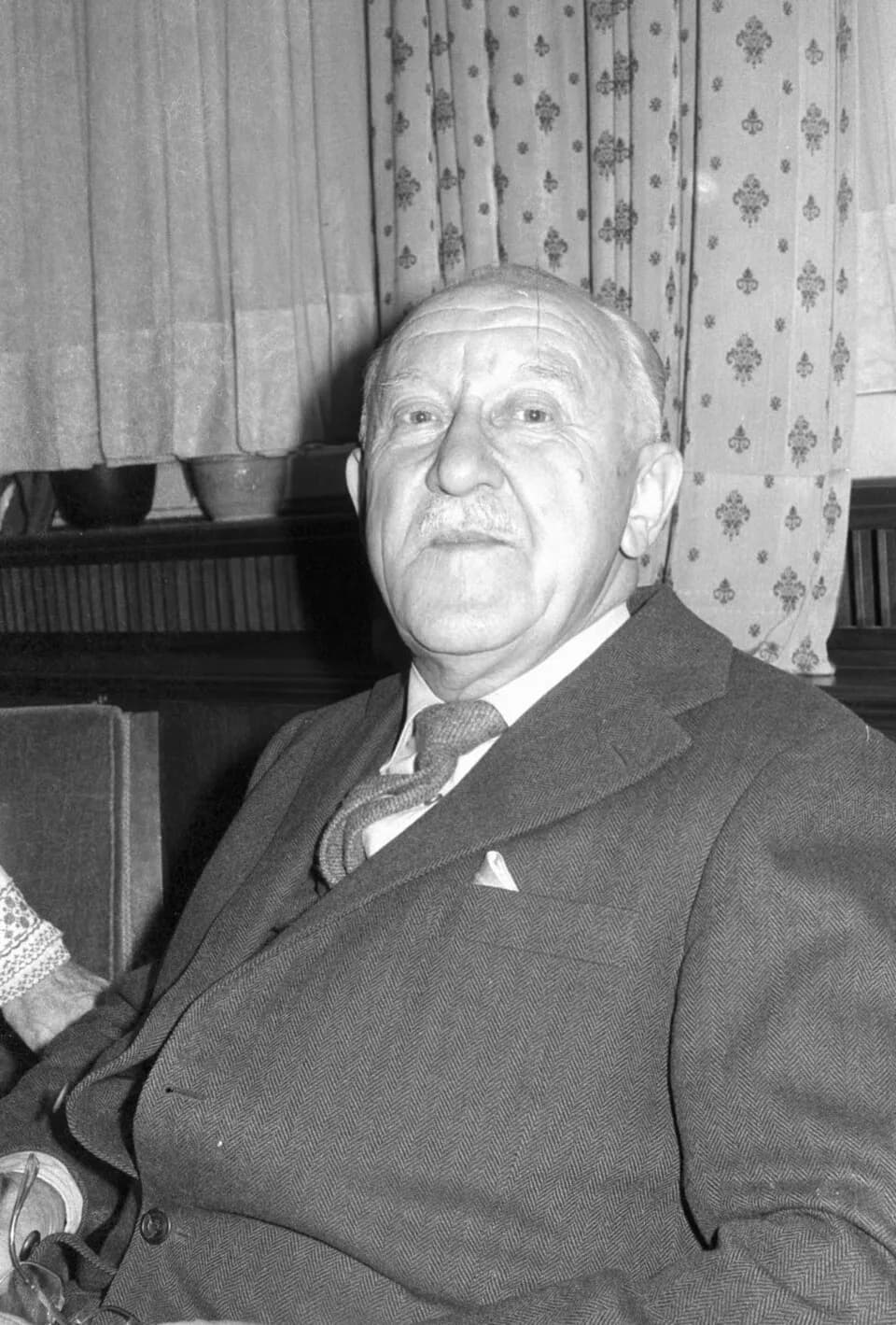 Halldór Laxness - im Rathaus. Der isländische Schriftsteller im Zimmer der Stadtpräsidentin. Er ist zu einer Lesung im Kennedyhaus eingeladen.