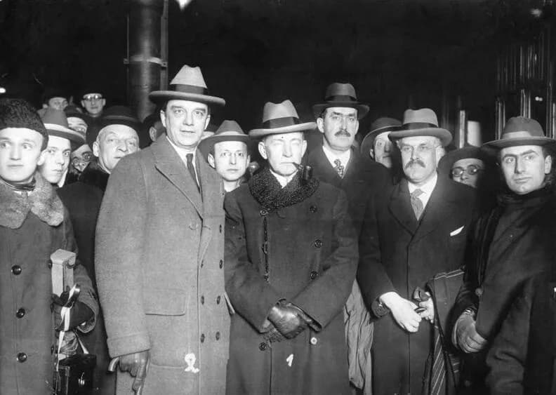 Charles G. Dawes - For documentary purposes the German Federal Archive often retained the original image captions, which may be erroneous, biased, obsolete or politically extreme. Ankunft der ersten S