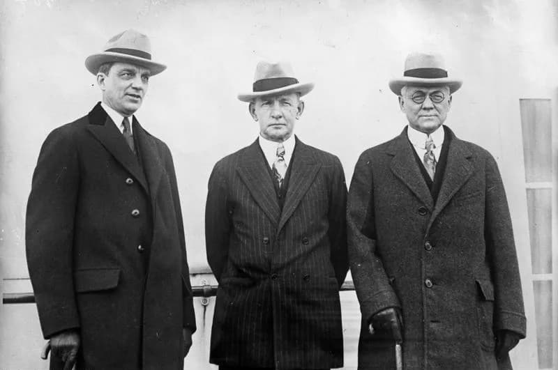 Charles G. Dawes - For documentary purposes the German Federal Archive often retained the original image captions, which may be erroneous, biased, obsolete or politically extreme. Notables return from