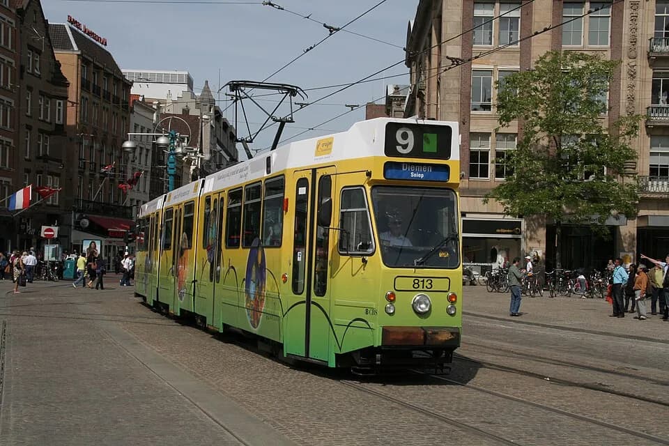 Johan Cruyff - De GVB 813 met totaalreclame voor de Johan Cruyff-foundation op de Dam.