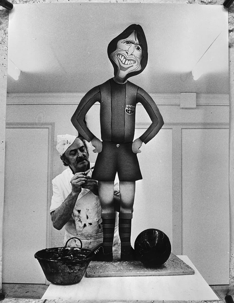 Johan Cruyff - Collectie / Archief : Fotocollectie Anefo
Reportage / Serie : [ onbekend ]
Beschrijving : Levensgrote chocolade Johan Cruijff gemaakt door banketbakker in Sabat
Datum : 18 april 1974
Tr