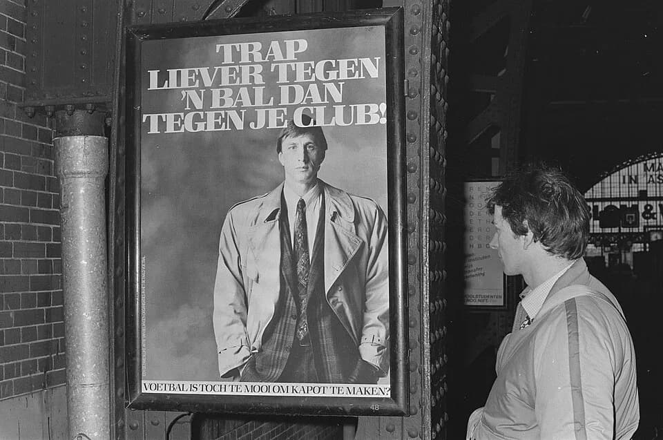 Johan Cruyff - Collectie / Archief : Fotocollectie Anefo
Reportage / Serie : [ onbekend ]
Beschrijving : Affiche met Cruijff tegen voetbalvandalisme (op CS in Amsterdam)
Datum : 27 februari 1987
Locat