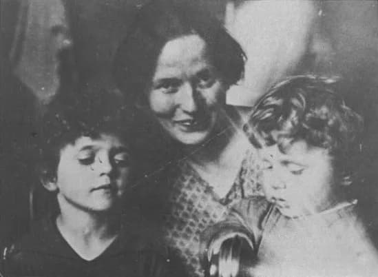 Antonio Gramsci - La femme de Antonio Gramsci, Julka Schucht, avec ses fils Delio et Giuliano